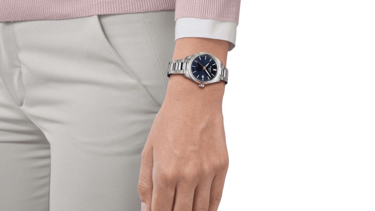 dettaglio d un fianco di donna con orologio al polso