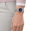 dettaglio d un fianco di donna con orologio al polso